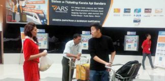 Sinterklas Bagi-Bagi Coklat di Stasiun KA Bandara Kualanamu