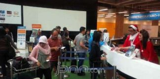 Petugas KA Bandara Kualanamu Berkostum Sinterklas