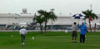 Lagi Main Golf, Pesawat Melintas di Atas Kepala