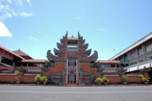 tidur di bandara Ngurah Rai Bali