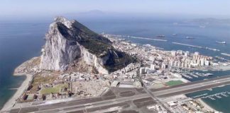 Wah, Ada Jalan Raya di Tengah Bandara!