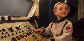 Ayah Terbaik? Ayah Membuat Pesawat Luar Angkasa Sebagai Kejutan Ulang Tahun Anaknya