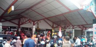 Ratusan Warga Dayak Datangi Bandara