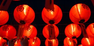 Sambut Imlek, Pramugari Cantik Menari di Bandara