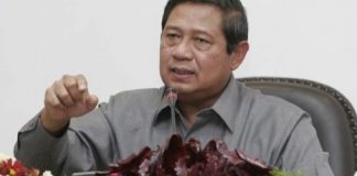 SBY Tanam Pohon Kenari di Bandara Kualanamu