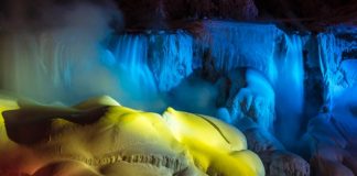 FOTO: Atraksi Cahaya di Air Terjun Niagara yang Membeku
