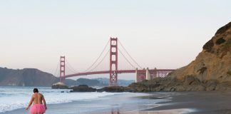 Pria Ini Traveling Pakai Rok Pink Demi Hibur Istri Kena Kanker