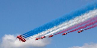 Aksi Aerobatik di Farnborough International Airshow