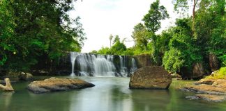 Keindahan Tiga Tingkat Air Terjun Di Curug Dengdeng