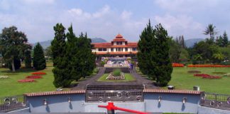 Melihat Aneka Bunga Cantik Di Taman Bunga Nusantara