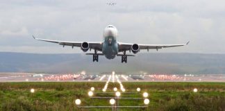 Turis China di Penjara Ketika Membuka Pintu Pesawat