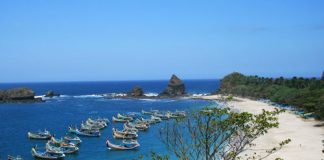 Keindahan Pantai Papuma di Jember, Jawa Timur