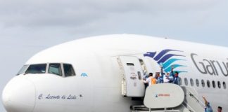 Seorang Pria Bersembunyi di Bawah Roda Pesawat Garuda Indonesia