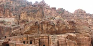 Drone Sang Penjaga Makam Kuno