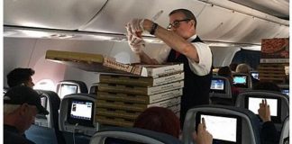 Pilot Ini Bagi Pizza Untuk Penumpang Saat Delay