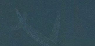 Misteri Foto Pesawat di Danau