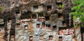 Wisata Pemakaman Batu Lemo Tana Toraja