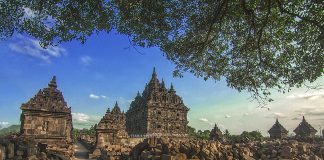 Serunya Menunggu Matahari Terbenam di Candi Plaosan