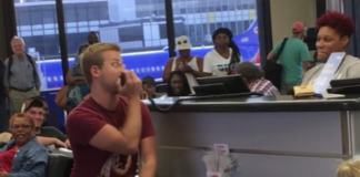 Walaupun Penerbangan Delay Penumpang Ini Bernyanyi di Bandara