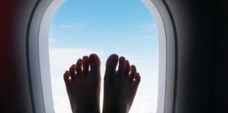Melepas Sepatu di Dalam Pesawat Bisa Berbahaya, Ini Alasannya