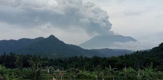 BMKG Infokan Abu Gunung Agung Menuju Lombok