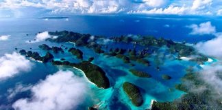 Tidur Saat Terbang ke Raja Ampat? Rugi