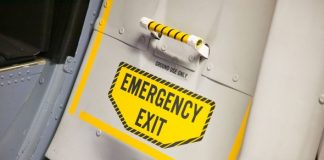 Tak Layak Ditiru, Penumpang Ini Nekat Keluar Pesawat Dari Pintu Darurat