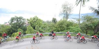 Bersepeda Di Jalan Berkelok Sumatera Barat