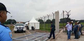 Pintu Gerbang Kereta Bandara Roboh Karena Angin Kencang