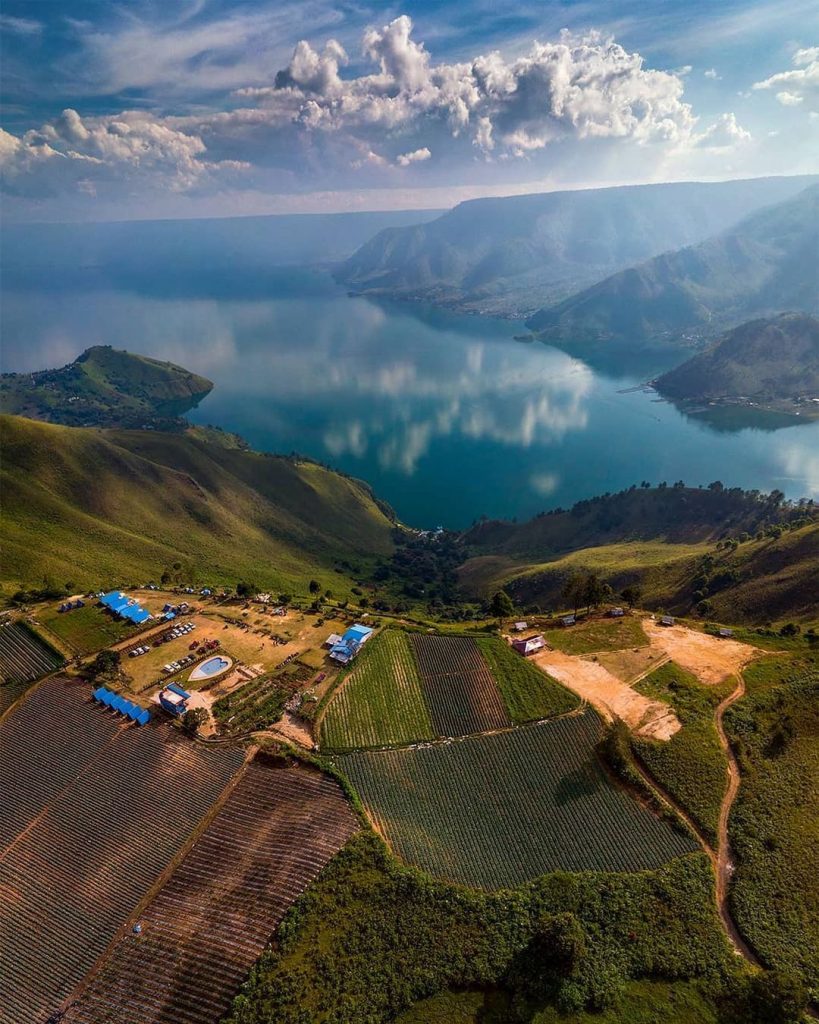 This gorgeous view of Lake Toba, North Sumatra, has us daydreaming!

This stunni...