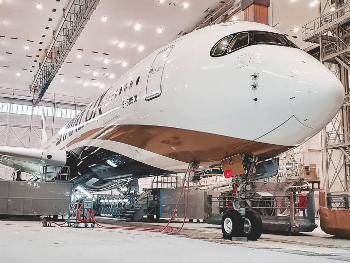 Penampakan pesawat Airbus A350-900 (Msn. 480) pertama pesanan Starlux Airlines
...