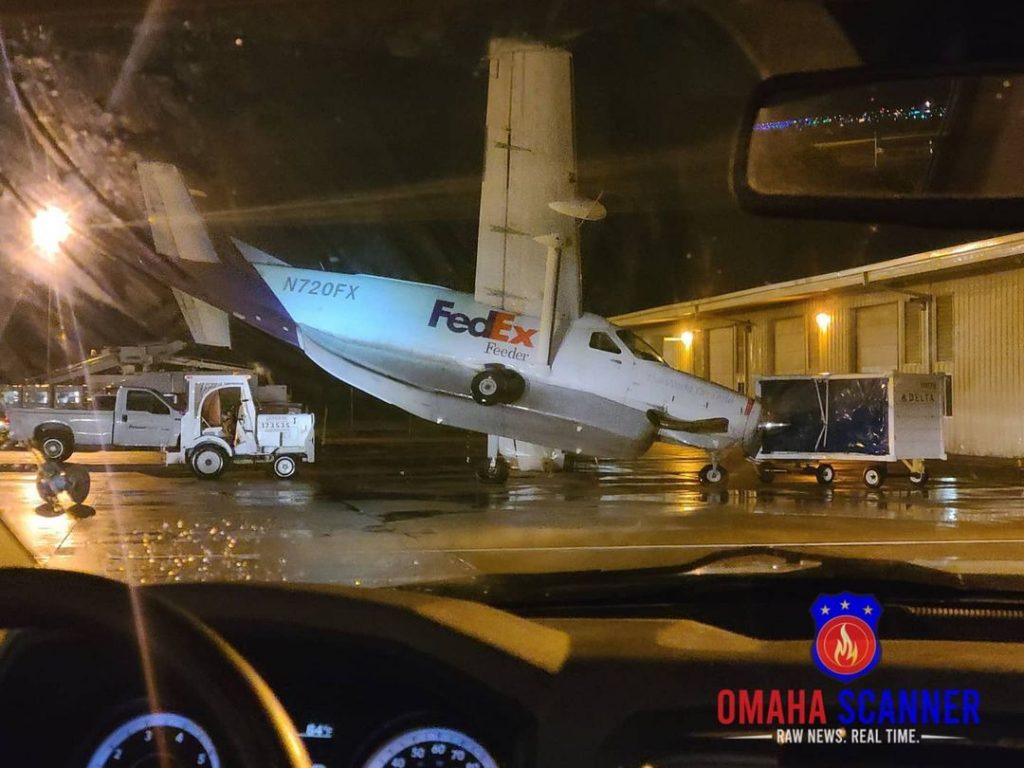 Sebuah pesawat Cessna 208B Super Cargomaster milik FedEx Feeder (N720FX) yang te...