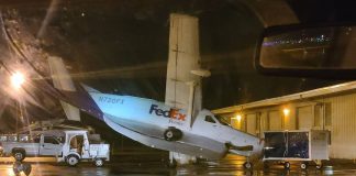 Sebuah pesawat Cessna 208B Super Cargomaster milik FedEx Feeder (N720FX) yang te… Sebuah pesawat Cessna 208B Super Cargomaster milik FedEx Feeder (N720FX) yang te...