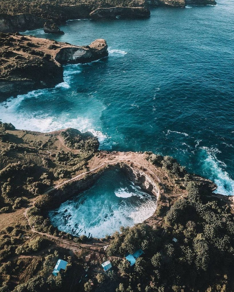 The stunning Broken Beach in Nusa Penida, Bali, is a sight to behold!
This beaut...