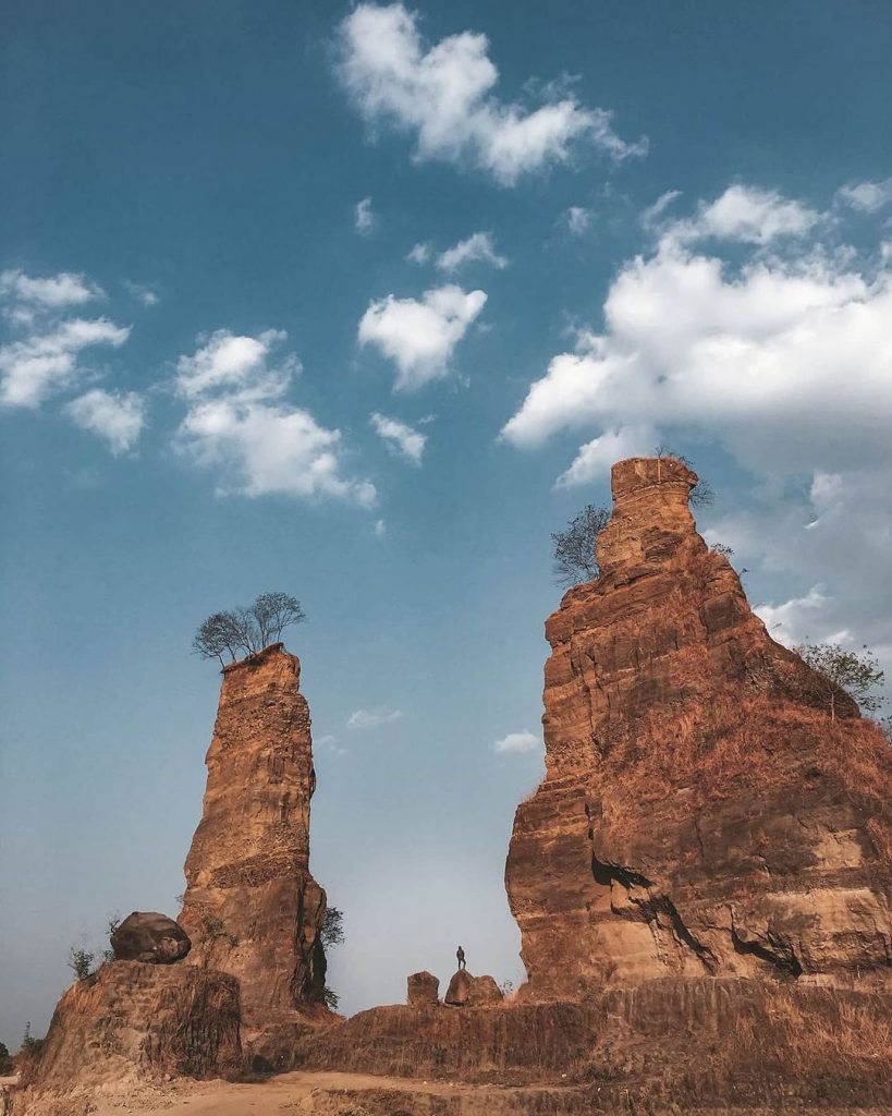 Looks like an adventurous spot to explore!

You're looking at the spectacular Br...