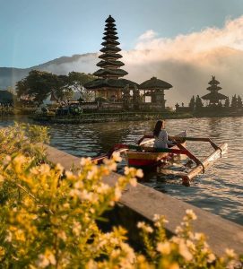 Want to catch a glimpse of heaven? Visit the Ulun Danu Beratan Temple, Bali!Tak...