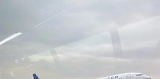 United Airlines Boeing 737-900 (N78448) carrying USC soccer team tipped onto its… United Airlines Boeing 737-900 (N78448) carrying USC soccer team tipped onto its...