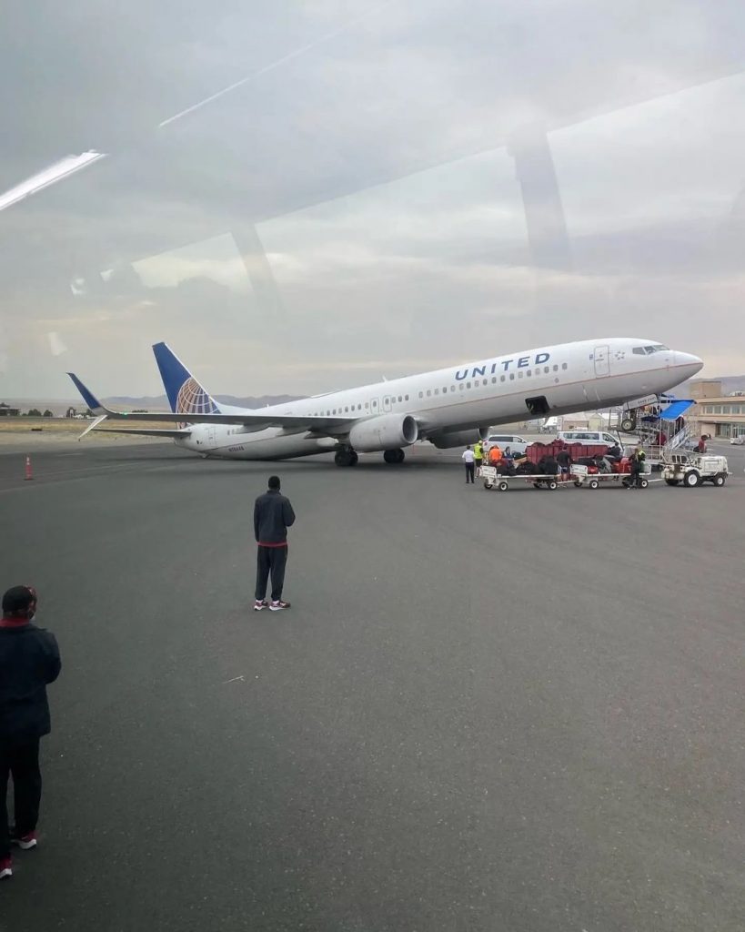 United Airlines Boeing 737-900 (N78448) carrying USC soccer team tipped onto its...
