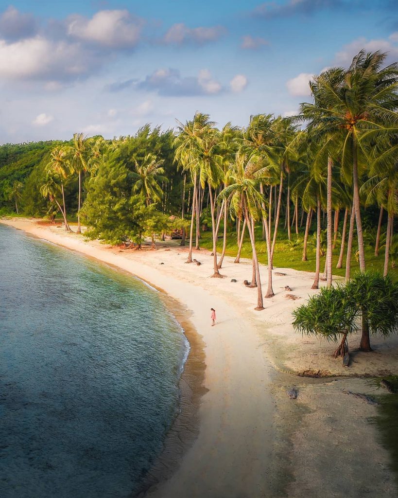 A truly mesmerizing sight of the gorgeous #beach in #Karimunjawa, #Jepara, #Cent...