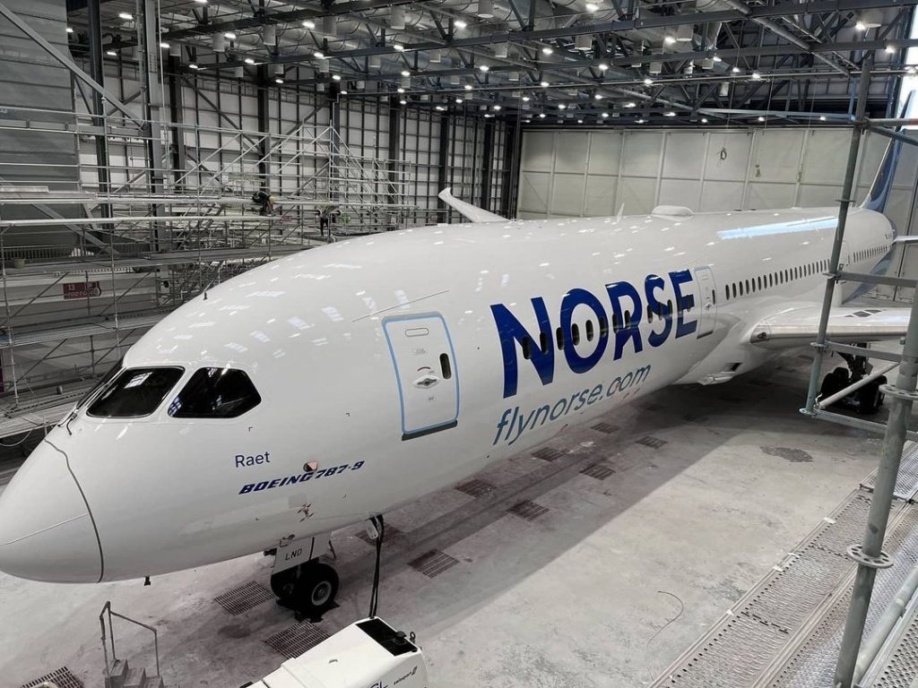 Berikut adalah penampakan pesawat Boeing 787-9 Dreamliner (Msn. 38779) pertama m...