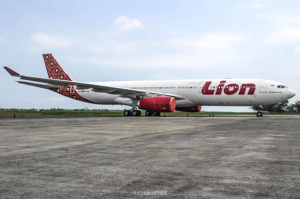 Sebuah pesawat Airbus A330-300 (PK-LEL) milik maskapai Batik Air yang sedang men...