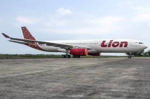 Sebuah pesawat Airbus A330-300 (PK-LEL) milik maskapai Batik Air yang sedang men...