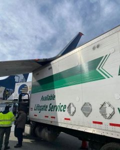 Sebuah pesawat Boeing 737-800 (XA-DRA) milik maskapai Aeromexico mengalami kerus...