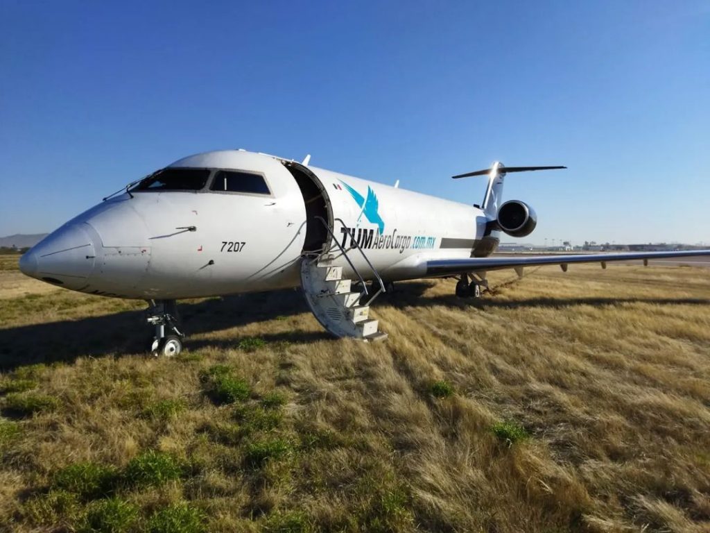 Sebuah pesawat CRJ-200PF (XA-MCE) milik maskapai TUM AeroCarga yang sedang mengo...