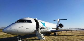 Sebuah pesawat CRJ-200PF (XA-MCE) milik maskapai TUM AeroCarga yang sedang mengo… Sebuah pesawat CRJ-200PF (XA-MCE) milik maskapai TUM AeroCarga yang sedang mengo...