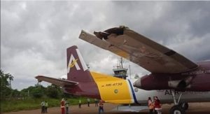 An Aer Caribe Antonov An-26B (HK-4730) suffered a wing tip strike during a low p...