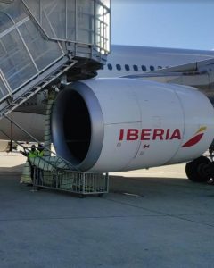 Pesawat Airbus A330-200 (EC-MKI) milik maskapai Iberia yang mengoperasikan pener...