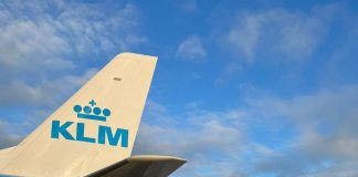 Pesawat Embraer ERJ-175STD (PH-EXW) milik KLM Cityhopper yang sedang parkir di B… Pesawat Embraer ERJ-175STD (PH-EXW) milik KLM Cityhopper yang sedang parkir di B...