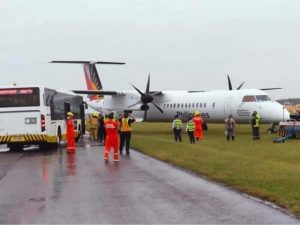 Sebuah pesawat de Havilland Dash 8-400 (RP-C5911) milik maskapai PAL Express yan...