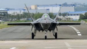 Berikut ini adalah foto terbaru jet tempur KF-21 Boramae (prototipe 001) saat te...